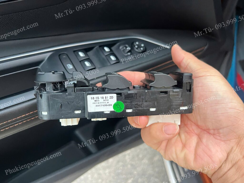 Nút điều khiển cửa xe bên tài xe Peugeot