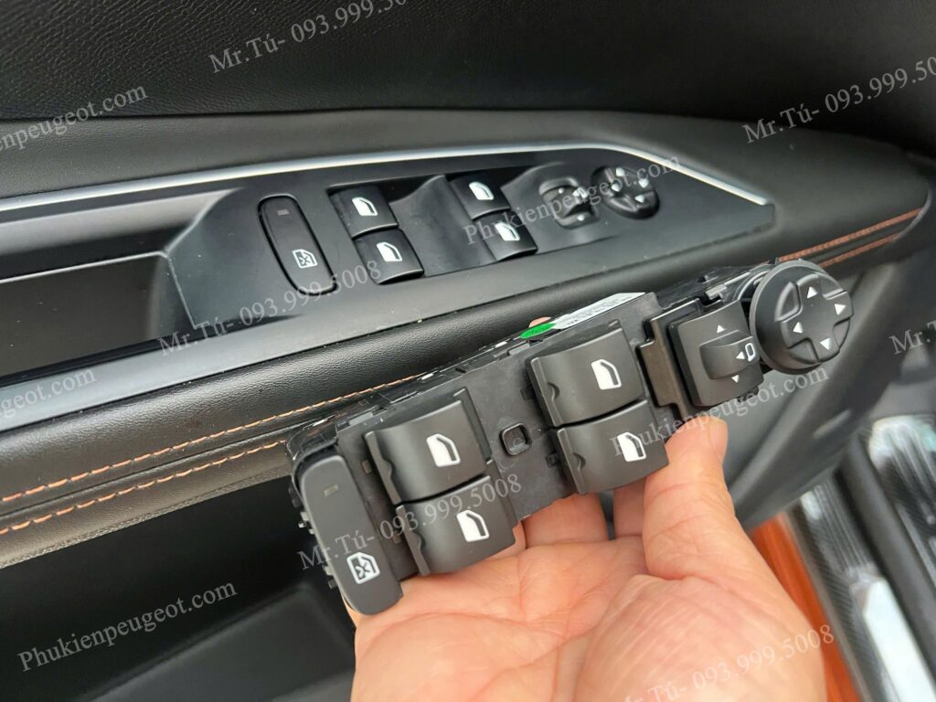 Nút điều khiển cửa xe bên tài xe Peugeot