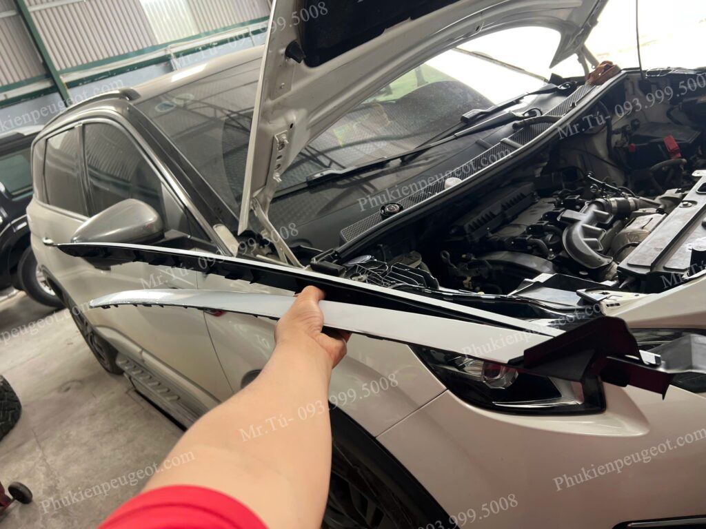 Nẹp chân kính trước xe Peugeot