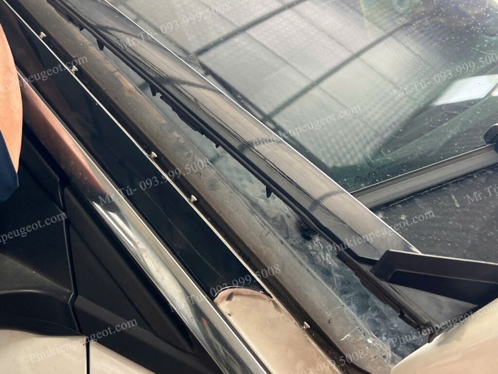 Nẹp chân kính trước xe Peugeot