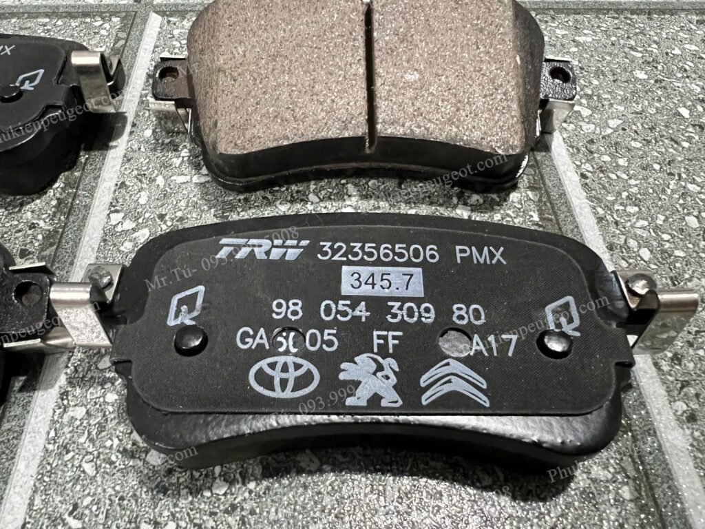 Má phanh sau Peugeot Traveller