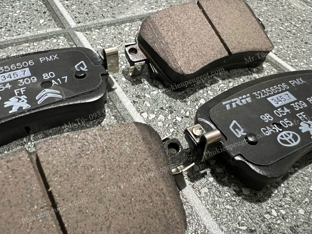 Má phanh sau Peugeot Traveller