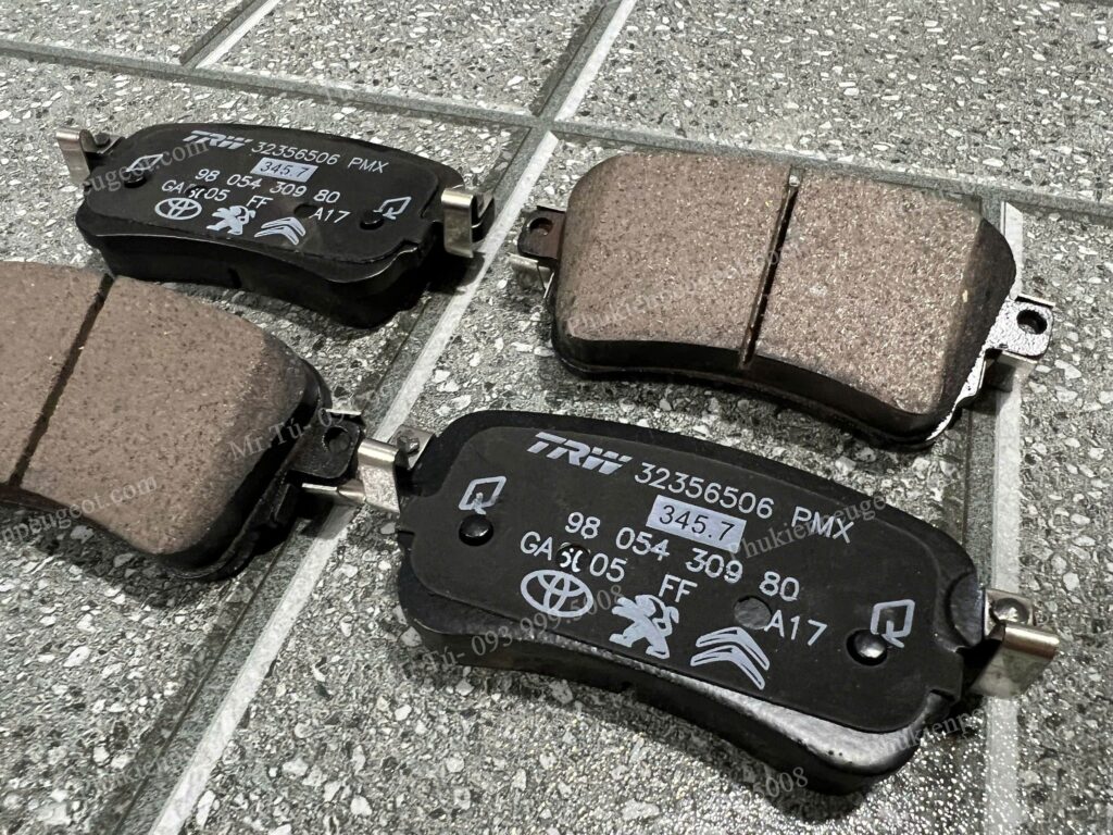 Má phanh sau Peugeot Traveller