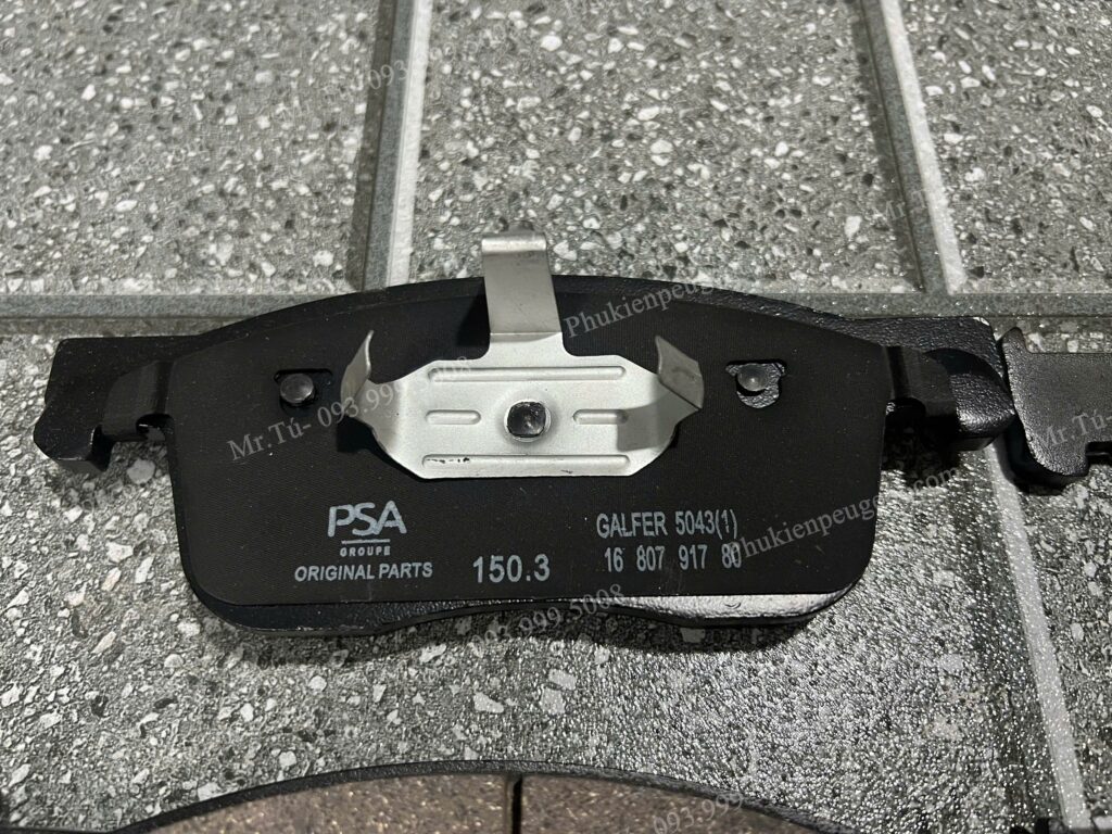 Má phanh trước Peugeot Traveller