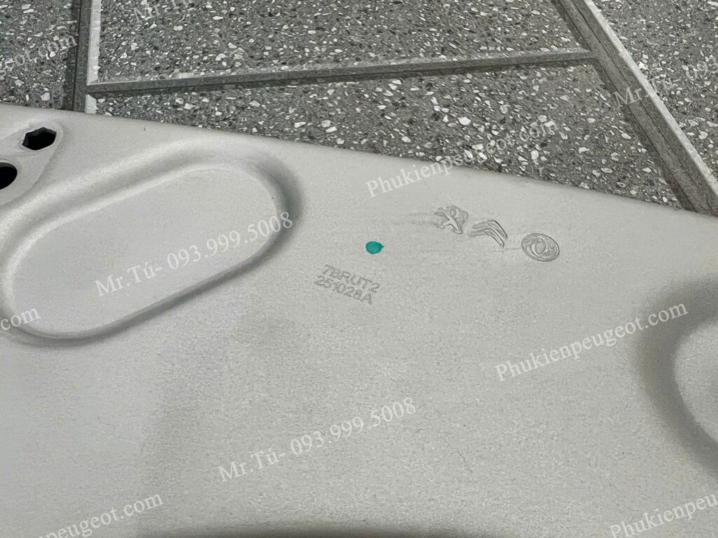 càng A bên phải xe Peugeot 2008