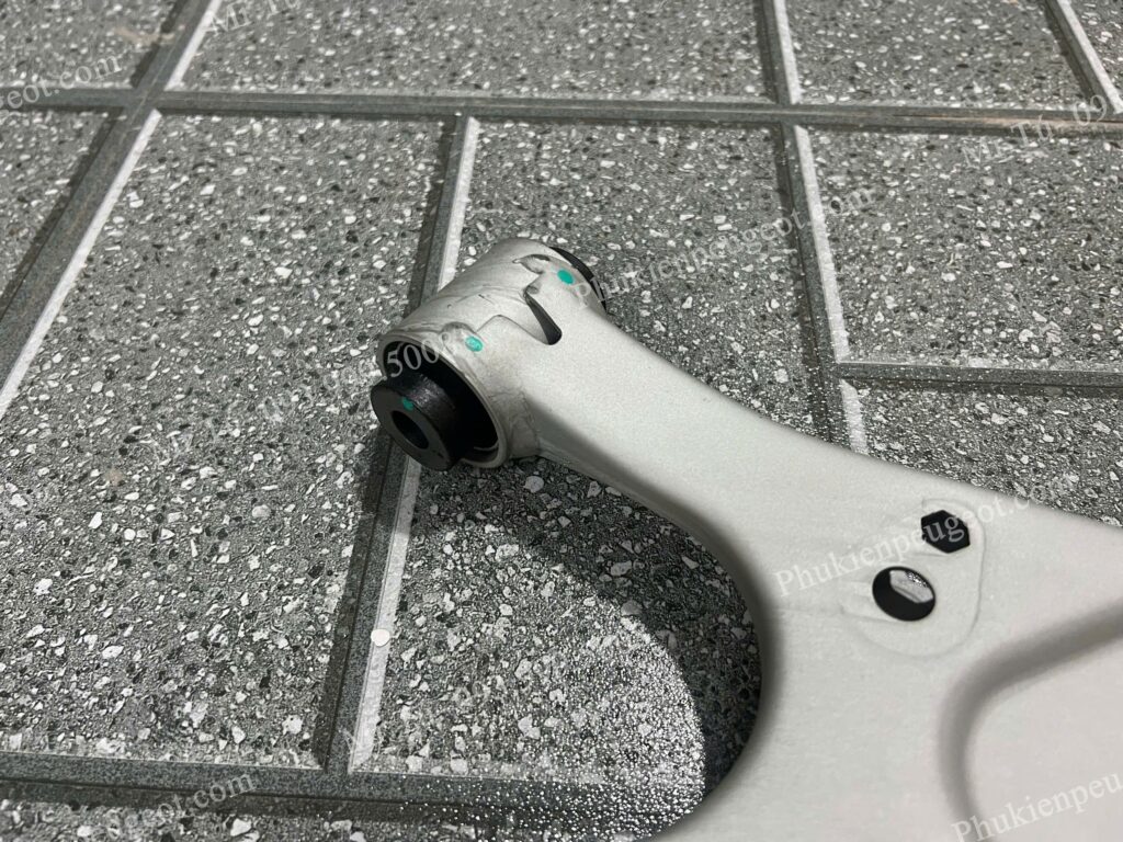 càng A bên phải xe Peugeot 2008