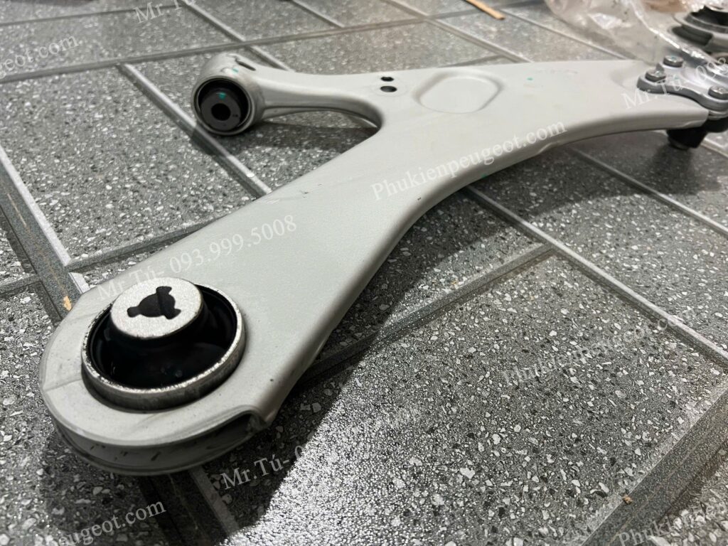 càng A bên phải xe Peugeot 2008