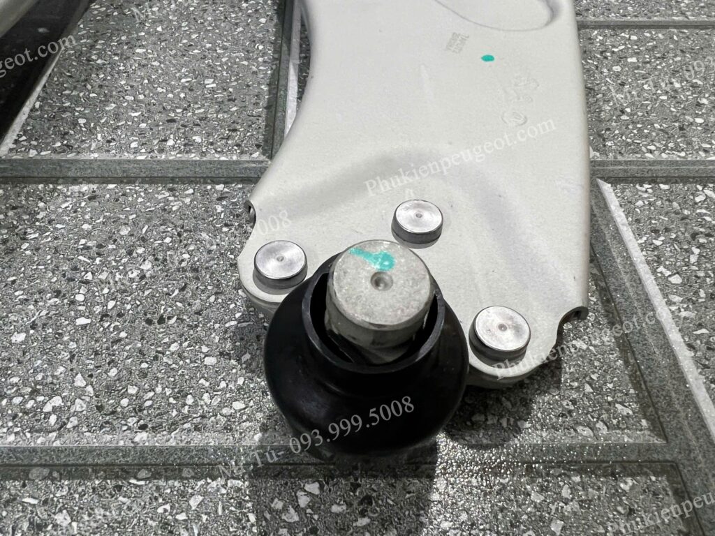 càng A bên trái xe Peugeot 2008