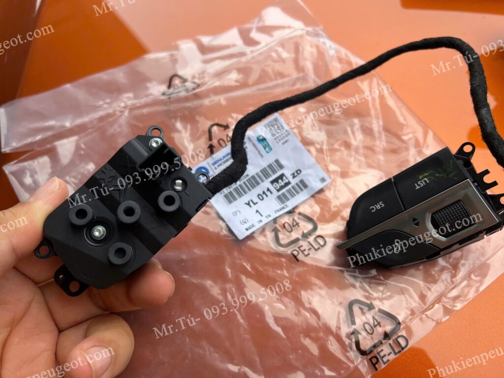 Cụm phím điều khiển trên vô lăng Peugeot 2008