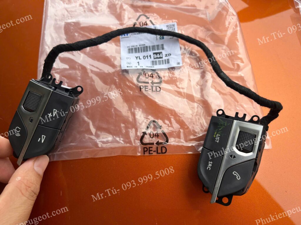 Cụm phím điều khiển trên vô lăng Peugeot 2008