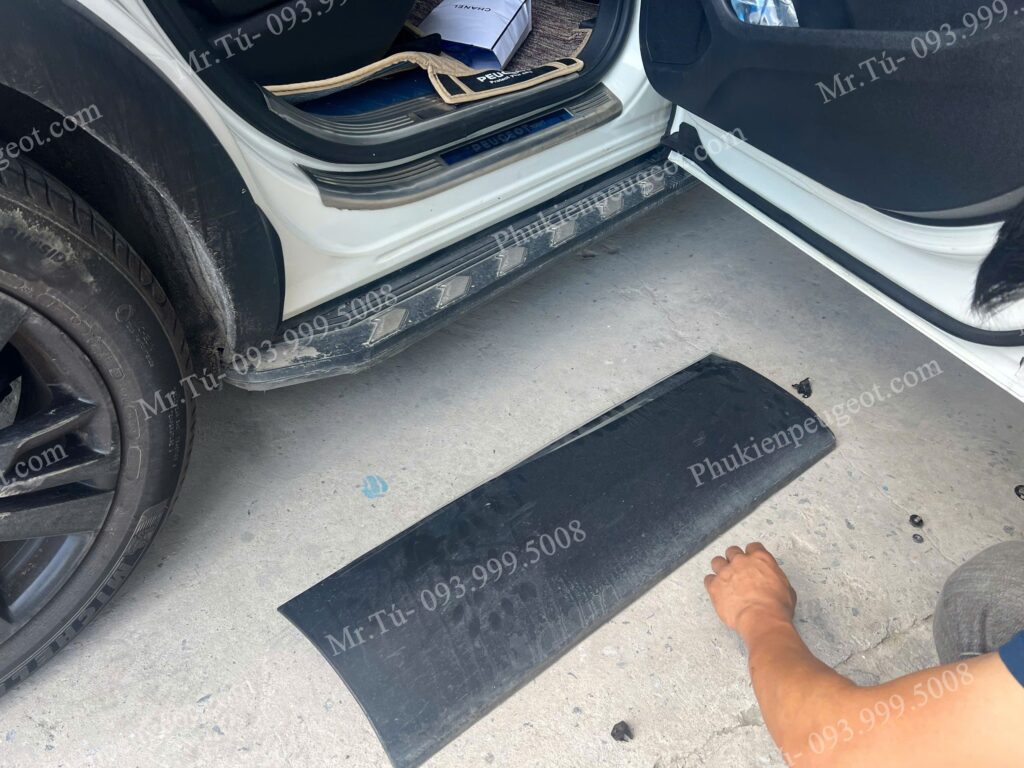 tấm ốp dưới cửa xe Peugeot 5008